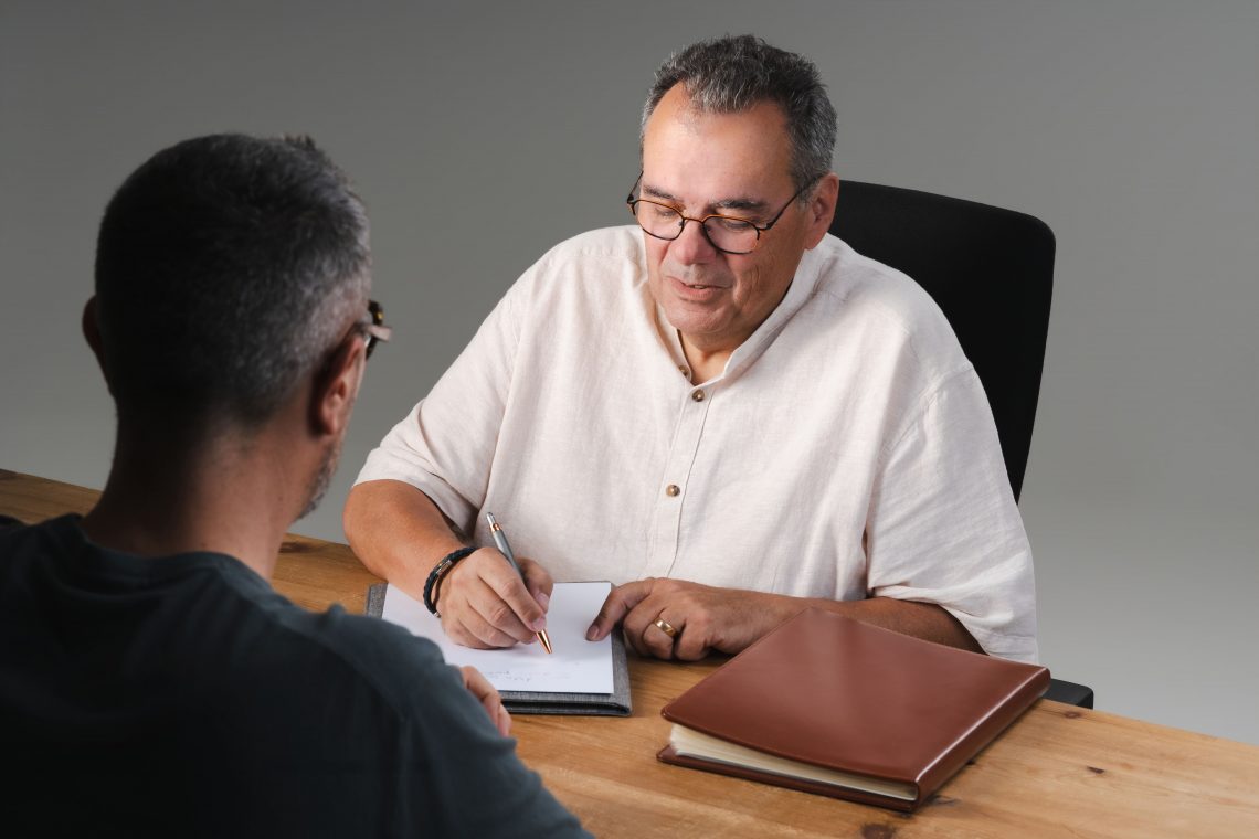 Patrick Portes en séance d'écoute et de prise de notes pour formaliser les volontés de ses clients. Patrick Portes, dirigeant de DV Pacte, lors d'un entretien individuel d'accompagnement pour formaliser des volontés de fin de vie.