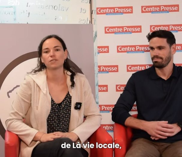 Coralie et Geoffrey Picard, dirigeants de la SAS « Là vie locale » basée à Espalion, qui développe une application dédiée à l'information de proximité dans les territoires ruraux. Coralie et Geoffrey Picard, cofondateurs de l'application Là vie locale, côte à côte lors d'une présentation ou interview presse.
